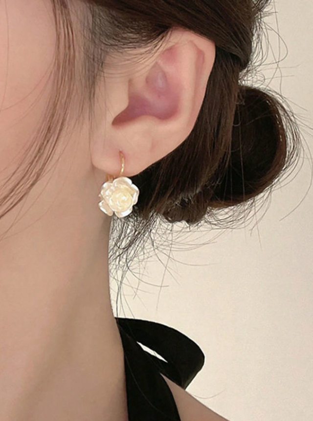 1 Pair Girls White French Pearl Camellia Flower Earrings, Suitable for Daily Accessories